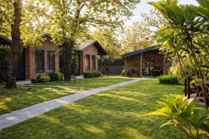 a walkway leading to a house at Sapancaminihouse in Sapanca
