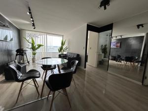 a living room with a glass table and chairs at Costa del mar in Quintero