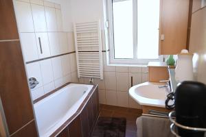 ein Badezimmer mit Badewanne und Waschbecken in der Unterkunft Apartment Sofia in Barnbach + 13 Fotos