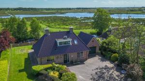 an overhead view of a house with a roof at Vakantiehuis 'Oan de Feart' in De Valom