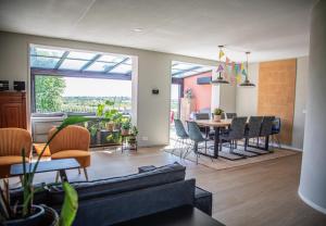a living room with a couch and a table at Vakantiehuis 'Oan de Feart' in De Valom
