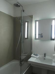 Ένα μπάνιο στο Kyriad Clermont-Ferrand-Sud - La Pardieu