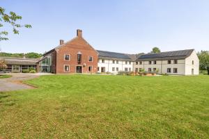 an exterior view of a large house with a large yard at Jubilee Two Bedroom House Pet Friendly in Penrith