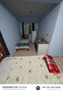 a bedroom with a bed and a sink in a room at Hotel Avenida Paraísopolis MG in Paraisópolis