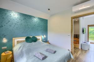 a bedroom with a bed with two purple pillows at Wyborny Zakątek in Powrożnik