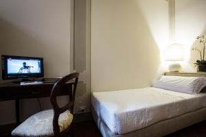 Televízia a/alebo spoločenská miestnosť v ubytovaní Hotel Burchianti