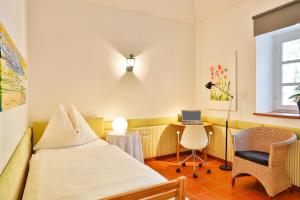Un pat sau paturi într-o cameră la Apartments im Garten - Haus Anna