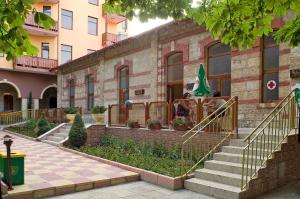 un edificio con escaleras delante de un edificio en Hotel Estreya Palace, en Saints Constantine and Helena