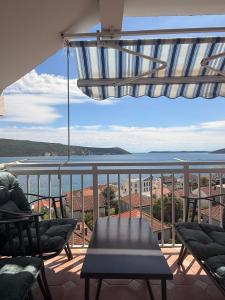 a balcony with chairs and a view of the ocean at Lovely duplex apartment in Savina