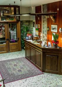 Ο χώρος του λόμπι ή της ρεσεψιόν στο Albergo Capriolo