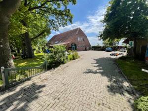 a brick driveway in front of a brick house at Wattenmeer-Ferien in Süllwarden