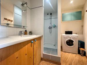 a bathroom with a sink and a washing machine at The globe trotter - Perpignan in Perpignan +17 photos