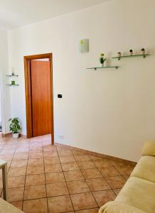 a living room with a couch and a wooden door at Casa Mia in Augusta