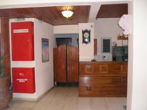 una habitación con una máquina roja y una caja roja en Tina Hotel, en La Canea
