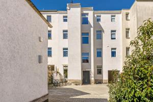 an apartment building with a courtyard in front of it at Haus Gera in Gera