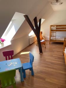 a room with two beds and a table and two chairs at Wattenmeer-Ferien in Süllwarden