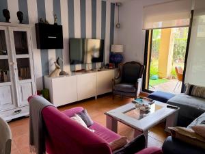 a living room with a couch and a tv at Apartamento en Valle del Este in Vera
