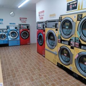 a row of washing machines in a laundromat at 大津屋a in Yokohama