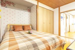 a bedroom with a large bed with flowers on it at 大津屋a in Yokohama