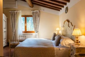 a bedroom with a large bed and a window at Agriturismo Vecchio Borgo Di Inalbi in Impruneta +49 photos