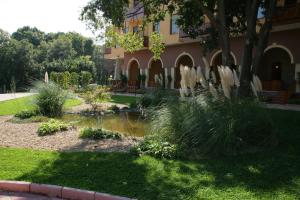 einen Garten mit einem Teich vor einem Gebäude in der Unterkunft Hotel Estreya Palace in Sweti Konstantin