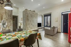 a dining room with a table and chairs at Petit Loft in Canet de Mar