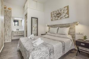 a bedroom with a large bed with towels on it at Petit Loft in Canet de Mar