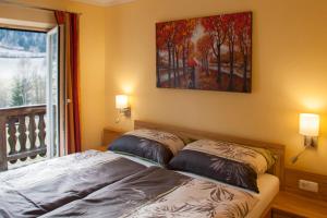 1 cama con 2 almohadas en una habitación con ventana en Haus Speck`n, en Ranten