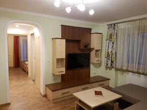een woonkamer met een flatscreen-tv en een tafel bij Haus Speck`n in Ranten