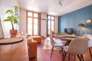 a living room with a table and chairs at Le Balcon Catalan - Perpignan Centre in Perpignan