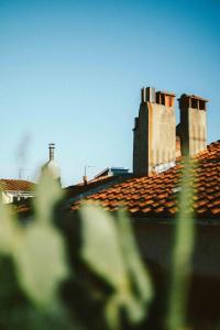a view of a roof with buildings in the background at O Saudade - Centre Perpignan in Perpignan +75 photos