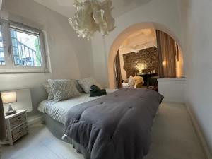 a bedroom with a large bed and a window at El Niu - Perpignan hyper centre in Perpignan