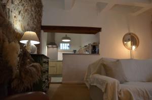 a living room with a couch and a kitchen at El Niu - Perpignan hyper centre in Perpignan