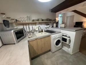 a kitchen with a sink and a washing machine at El Niu - Perpignan hyper centre in Perpignan