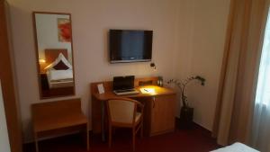 TV a/nebo společenská místnost v ubytování tauwerk Hotel