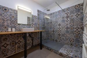 a bathroom with a sink and a mirror at Le Cocon d'Or Perpignan Centre in Perpignan