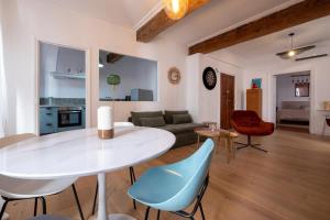 a living room with a white table and chairs at Le Cocon d'Or Perpignan Centre in Perpignan +12 photos
