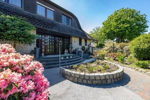 a house with a flower garden in front of it at Storchenallee in Burg