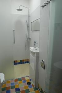 Koupelna v ubytování Rooms Bytom + 27 fotografií