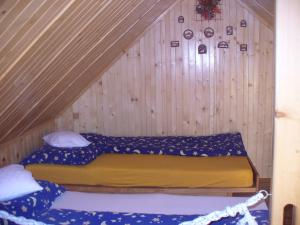 mały pokój z 2 łóżkami na poddaszu w obiekcie Chalupa na lazoch w mieście Nová Baňa