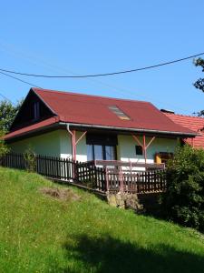 dom z czerwonym dachem na wzgórzu w obiekcie Chalupa na lazoch w mieście Nová Baňa