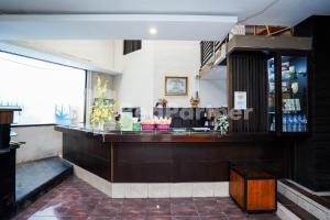 a bar in a restaurant with a counter at Griya Borobudur Malang Syariah RedPartner in Blimbing