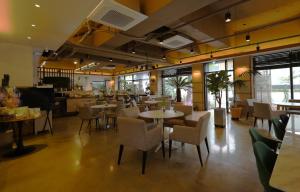 a restaurant with tables and chairs in a room at 계룡 호텔 스테이318 in Gyeryong +64 photos