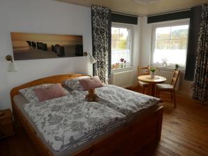 a bedroom with a bed with a teddy bear sitting on it at Ferienwohnung zum Riesenlöffel in Arnstadt