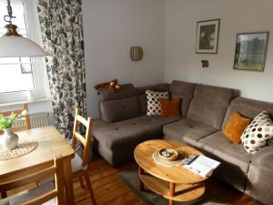 a living room with a couch and a table at Ferienwohnung zum Riesenlöffel in Arnstadt