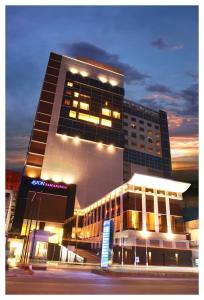 un gran edificio con luces delante en ASTON Samarinda Hotel and Convention Center en Samarinda