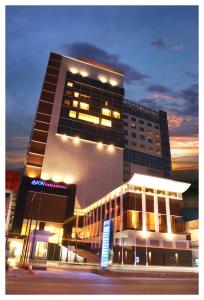 duży budynek z oświetleniem przed nim w obiekcie ASTON Samarinda Hotel and Convention Center w mieście Samarinda