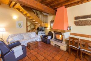 a living room with a couch and a fireplace at Casa Rural El Hidalgo en Amaya Burgos in Amaya