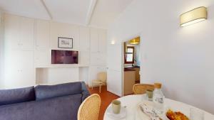 a living room with a blue couch and a table at L'atelier de la rue Mailly in Perpignan