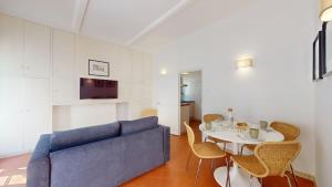 a living room with a blue couch and a table at L'atelier de la rue Mailly in Perpignan